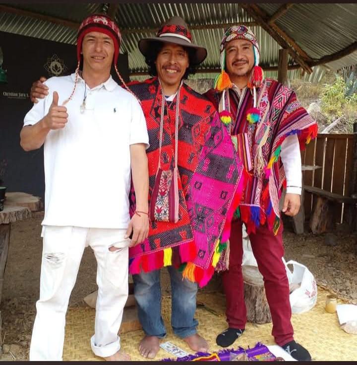 Ceremonia ancestral con ponchos tradicionales
