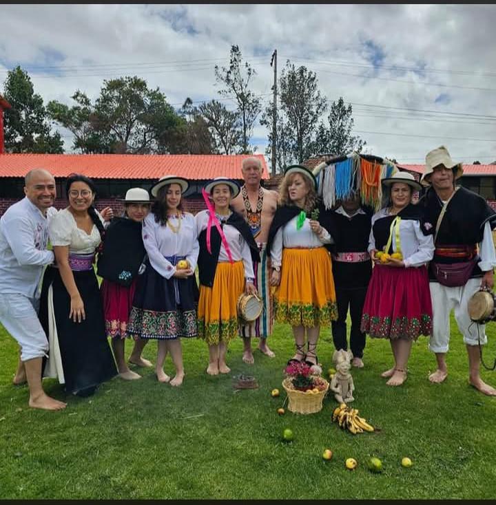 Ceremonia comunitaria con vestimenta tradicional andina
