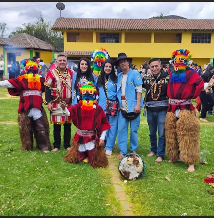 Danza ritual con trajes tradicionales
