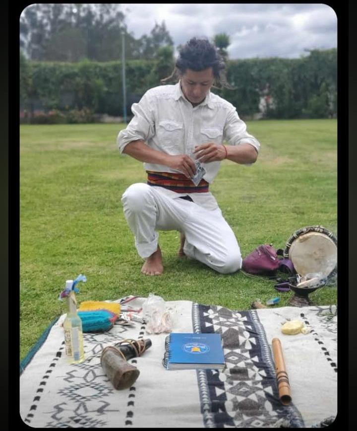 Preparación de altar ritual con elementos ancestrales