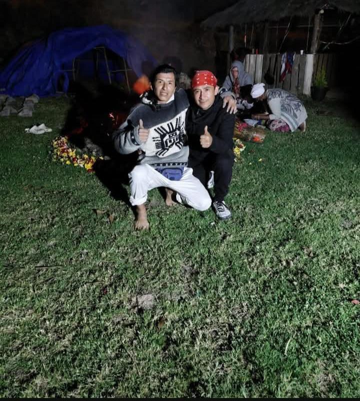 Ceremonia ancestral nocturna junto al fuego